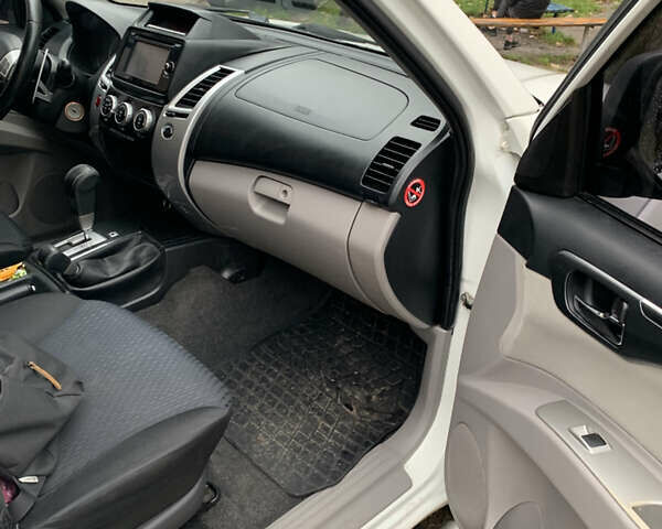 Білий Міцубісі Паджеро Спорт, об'ємом двигуна 2.48 л та пробігом 256 тис. км за 12600 $, фото 10 на Automoto.ua