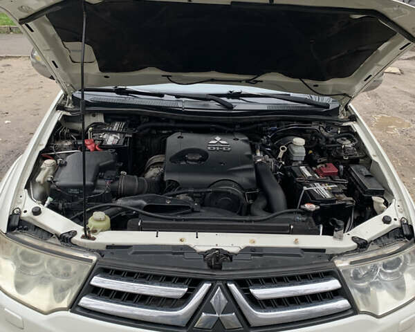 Білий Міцубісі Паджеро Спорт, об'ємом двигуна 2.48 л та пробігом 256 тис. км за 12600 $, фото 12 на Automoto.ua