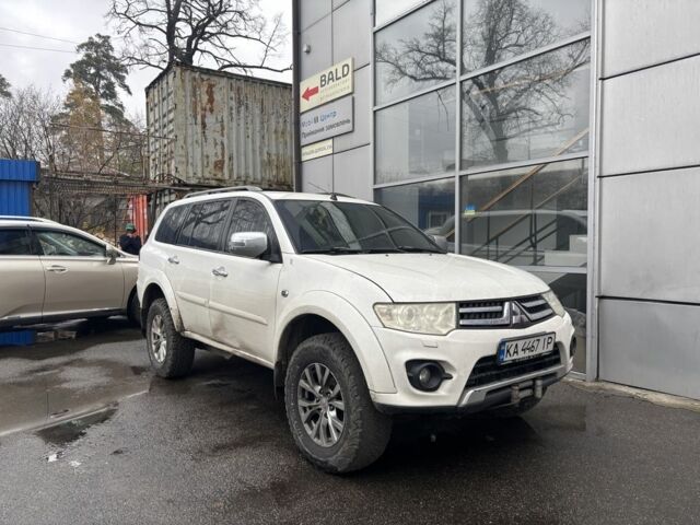 Белый Мицубиси Паджеро Спорт, объемом двигателя 2.5 л и пробегом 240 тыс. км за 8500 $, фото 1 на Automoto.ua
