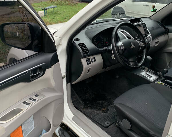 Білий Міцубісі Паджеро Спорт, об'ємом двигуна 2.48 л та пробігом 256 тис. км за 12600 $, фото 6 на Automoto.ua