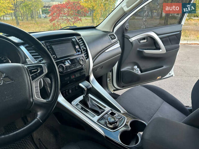 Білий Міцубісі Паджеро Спорт, об'ємом двигуна 2.44 л та пробігом 176 тис. км за 19900 $, фото 14 на Automoto.ua