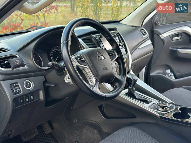 Білий Міцубісі Паджеро Спорт, об'ємом двигуна 2.44 л та пробігом 176 тис. км за 19900 $, фото 11 на Automoto.ua