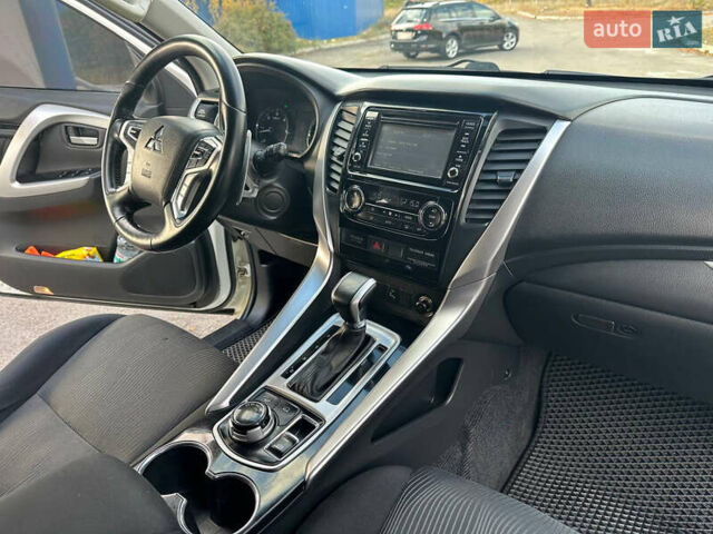 Білий Міцубісі Паджеро Спорт, об'ємом двигуна 2.44 л та пробігом 176 тис. км за 19900 $, фото 24 на Automoto.ua