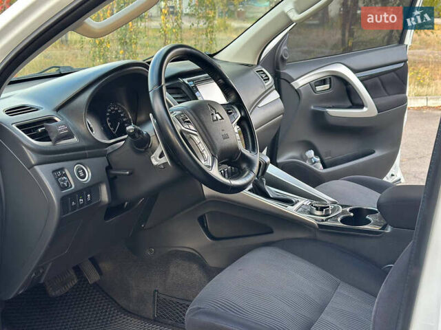 Білий Міцубісі Паджеро Спорт, об'ємом двигуна 2.44 л та пробігом 176 тис. км за 19900 $, фото 10 на Automoto.ua