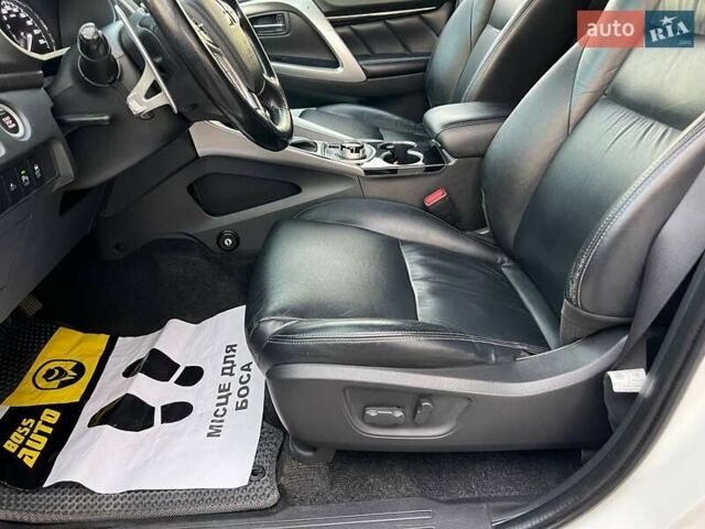 Білий Міцубісі Паджеро Спорт, об'ємом двигуна 2.44 л та пробігом 206 тис. км за 22000 $, фото 11 на Automoto.ua