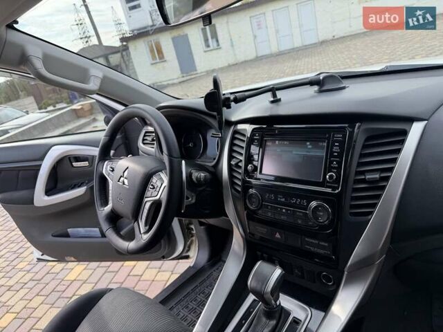 Білий Міцубісі Паджеро Спорт, об'ємом двигуна 2.44 л та пробігом 72 тис. км за 23900 $, фото 30 на Automoto.ua