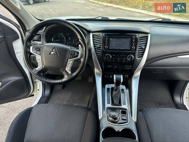 Білий Міцубісі Паджеро Спорт, об'ємом двигуна 2.44 л та пробігом 176 тис. км за 19900 $, фото 26 на Automoto.ua