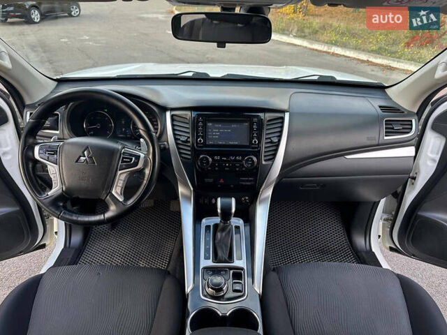 Білий Міцубісі Паджеро Спорт, об'ємом двигуна 2.44 л та пробігом 176 тис. км за 19900 $, фото 29 на Automoto.ua