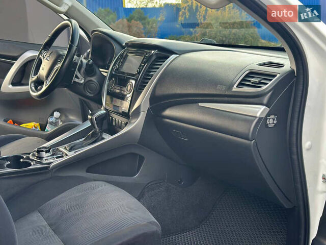 Білий Міцубісі Паджеро Спорт, об'ємом двигуна 2.44 л та пробігом 176 тис. км за 19900 $, фото 22 на Automoto.ua