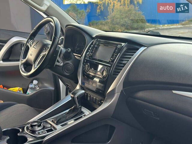 Білий Міцубісі Паджеро Спорт, об'ємом двигуна 2.44 л та пробігом 176 тис. км за 19900 $, фото 23 на Automoto.ua