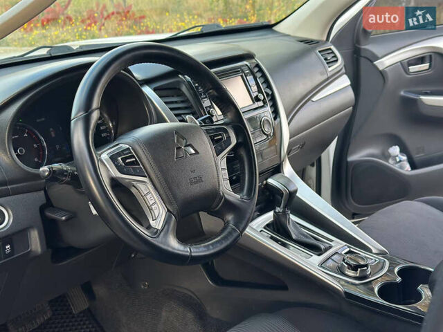 Білий Міцубісі Паджеро Спорт, об'ємом двигуна 2.44 л та пробігом 176 тис. км за 19900 $, фото 12 на Automoto.ua