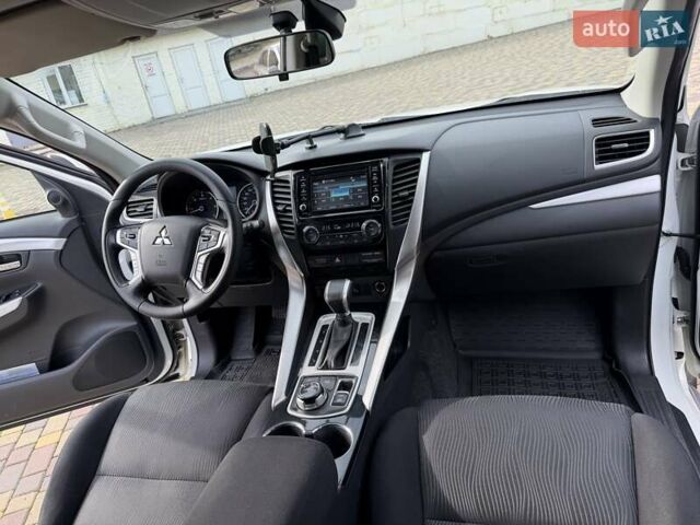 Білий Міцубісі Паджеро Спорт, об'ємом двигуна 2.44 л та пробігом 72 тис. км за 23900 $, фото 35 на Automoto.ua