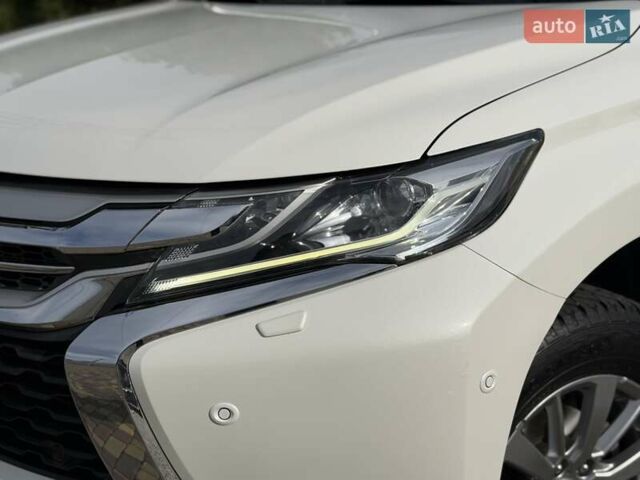 Білий Міцубісі Паджеро Спорт, об'ємом двигуна 2.44 л та пробігом 72 тис. км за 23900 $, фото 5 на Automoto.ua