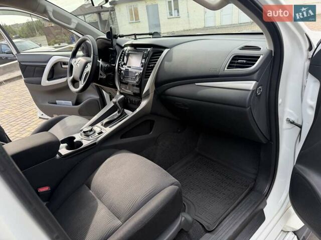 Білий Міцубісі Паджеро Спорт, об'ємом двигуна 2.44 л та пробігом 72 тис. км за 23900 $, фото 25 на Automoto.ua