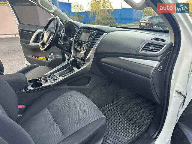 Білий Міцубісі Паджеро Спорт, об'ємом двигуна 2.44 л та пробігом 176 тис. км за 19900 $, фото 27 на Automoto.ua