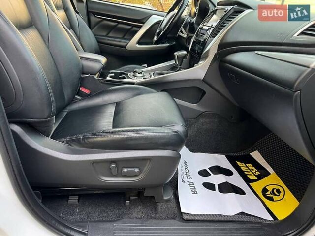 Білий Міцубісі Паджеро Спорт, об'ємом двигуна 2.44 л та пробігом 206 тис. км за 22000 $, фото 6 на Automoto.ua