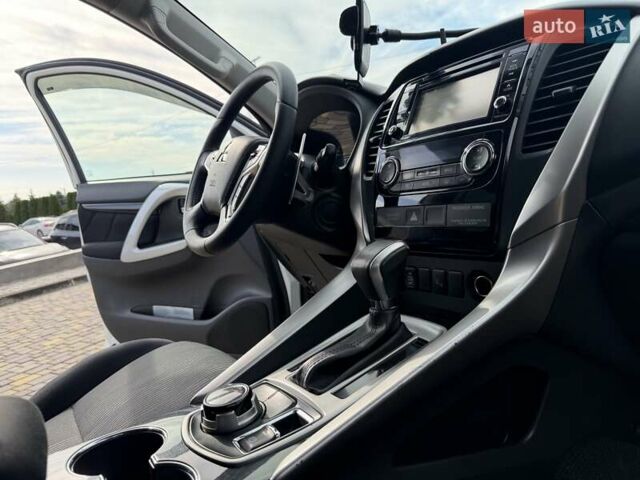 Білий Міцубісі Паджеро Спорт, об'ємом двигуна 2.44 л та пробігом 72 тис. км за 23900 $, фото 29 на Automoto.ua