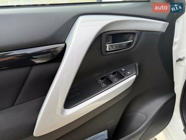 Білий Міцубісі Паджеро Спорт, об'ємом двигуна 2.44 л та пробігом 72 тис. км за 23900 $, фото 24 на Automoto.ua