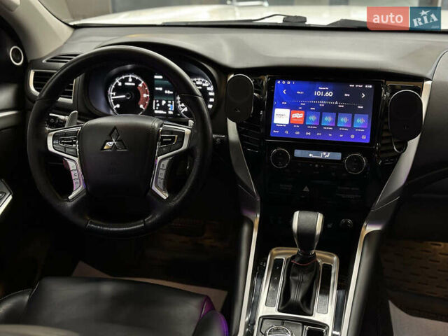 Білий Міцубісі Паджеро Спорт, об'ємом двигуна 2.44 л та пробігом 168 тис. км за 28999 $, фото 10 на Automoto.ua