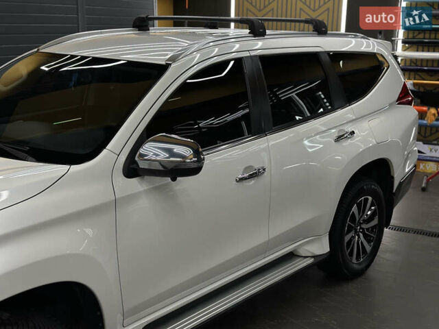 Білий Міцубісі Паджеро Спорт, об'ємом двигуна 2.44 л та пробігом 168 тис. км за 28999 $, фото 1 на Automoto.ua
