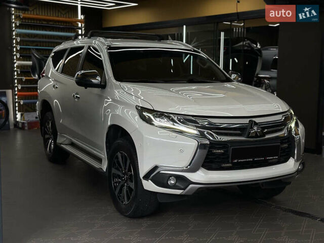 Білий Міцубісі Паджеро Спорт, об'ємом двигуна 2.44 л та пробігом 168 тис. км за 28999 $, фото 4 на Automoto.ua