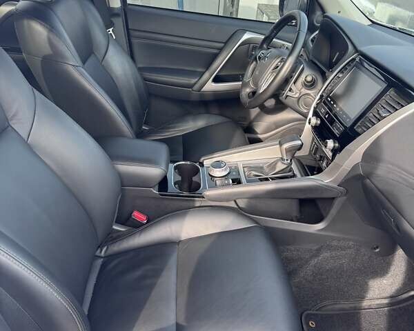 Белый Мицубиси Паджеро Спорт, объемом двигателя 2.44 л и пробегом 21 тыс. км за 32000 $, фото 7 на Automoto.ua