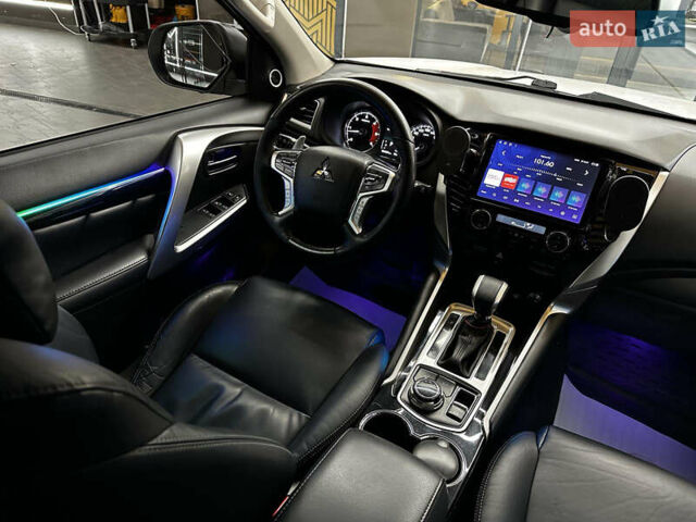 Білий Міцубісі Паджеро Спорт, об'ємом двигуна 2.44 л та пробігом 168 тис. км за 28999 $, фото 8 на Automoto.ua