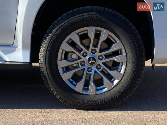 Білий Міцубісі Паджеро Спорт, об'ємом двигуна 2.44 л та пробігом 7 тис. км за 51900 $, фото 7 на Automoto.ua