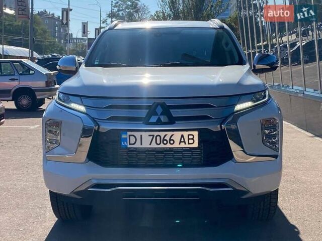 Білий Міцубісі Паджеро Спорт, об'ємом двигуна 2.44 л та пробігом 7 тис. км за 51900 $, фото 6 на Automoto.ua