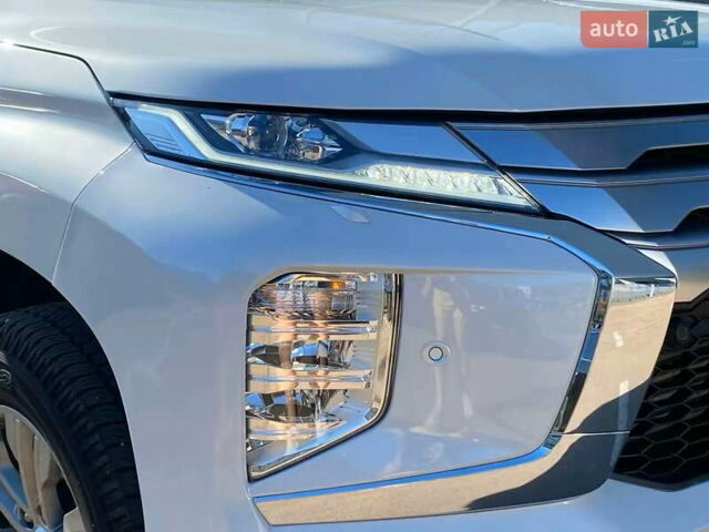 Белый Мицубиси Паджеро Спорт, объемом двигателя 2.5 л и пробегом 7 тыс. км за 49400 $, фото 3 на Automoto.ua