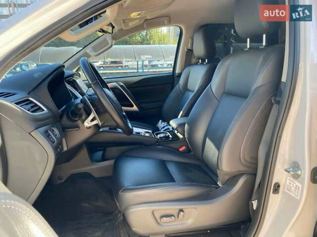 Белый Мицубиси Паджеро Спорт, объемом двигателя 2.5 л и пробегом 7 тыс. км за 49400 $, фото 16 на Automoto.ua