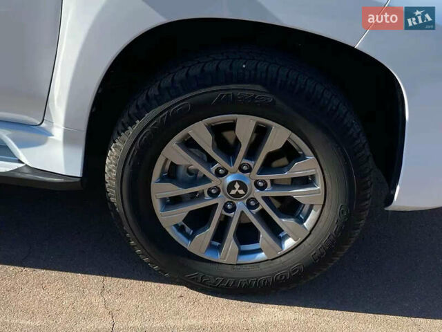 Белый Мицубиси Паджеро Спорт, объемом двигателя 2.5 л и пробегом 7 тыс. км за 49400 $, фото 5 на Automoto.ua