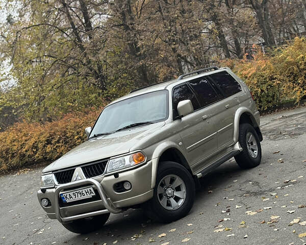 Бежевый Мицубиси Паджеро Спорт, объемом двигателя 3 л и пробегом 220 тыс. км за 8800 $, фото 1 на Automoto.ua