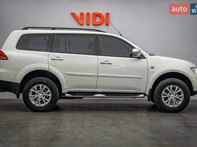 Бежевий Міцубісі Паджеро Спорт, об'ємом двигуна 2.5 л та пробігом 170 тис. км за 17331 $, фото 3 на Automoto.ua