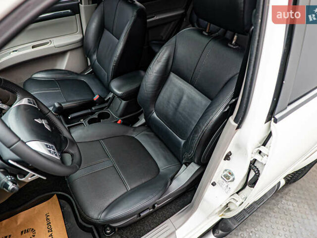 Бежевий Міцубісі Паджеро Спорт, об'ємом двигуна 2.5 л та пробігом 170 тис. км за 17331 $, фото 8 на Automoto.ua