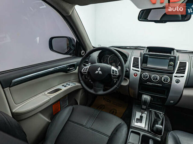 Бежевий Міцубісі Паджеро Спорт, об'ємом двигуна 2.5 л та пробігом 170 тис. км за 17331 $, фото 10 на Automoto.ua