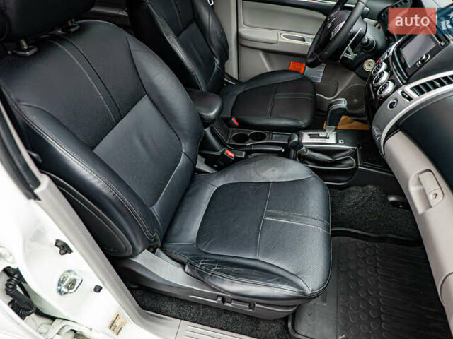 Бежевий Міцубісі Паджеро Спорт, об'ємом двигуна 2.5 л та пробігом 170 тис. км за 17331 $, фото 18 на Automoto.ua