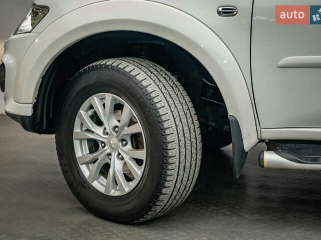 Бежевий Міцубісі Паджеро Спорт, об'ємом двигуна 2.5 л та пробігом 170 тис. км за 17331 $, фото 7 на Automoto.ua