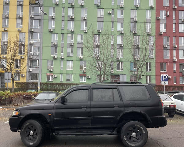 Черный Мицубиси Паджеро Спорт, объемом двигателя 3 л и пробегом 300 тыс. км за 5300 $, фото 1 на Automoto.ua