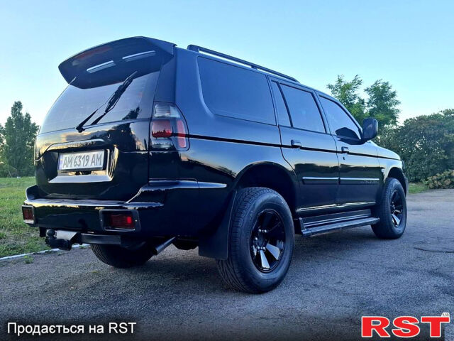 Чорний Міцубісі Паджеро Спорт, об'ємом двигуна 3 л та пробігом 300 тис. км за 6500 $, фото 2 на Automoto.ua