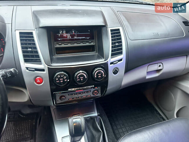 Чорний Міцубісі Паджеро Спорт, об'ємом двигуна 2.48 л та пробігом 200 тис. км за 13500 $, фото 13 на Automoto.ua