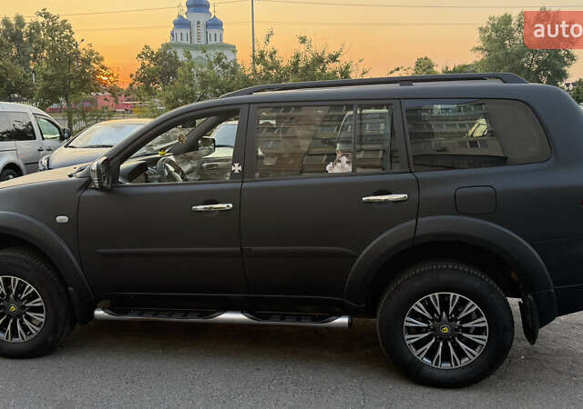 Чорний Міцубісі Паджеро Спорт, об'ємом двигуна 2.48 л та пробігом 244 тис. км за 15000 $, фото 8 на Automoto.ua