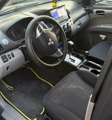 Чорний Міцубісі Паджеро Спорт, об'ємом двигуна 2.48 л та пробігом 244 тис. км за 15000 $, фото 5 на Automoto.ua