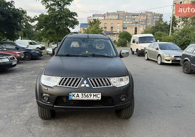 Чорний Міцубісі Паджеро Спорт, об'ємом двигуна 2.48 л та пробігом 244 тис. км за 15000 $, фото 7 на Automoto.ua
