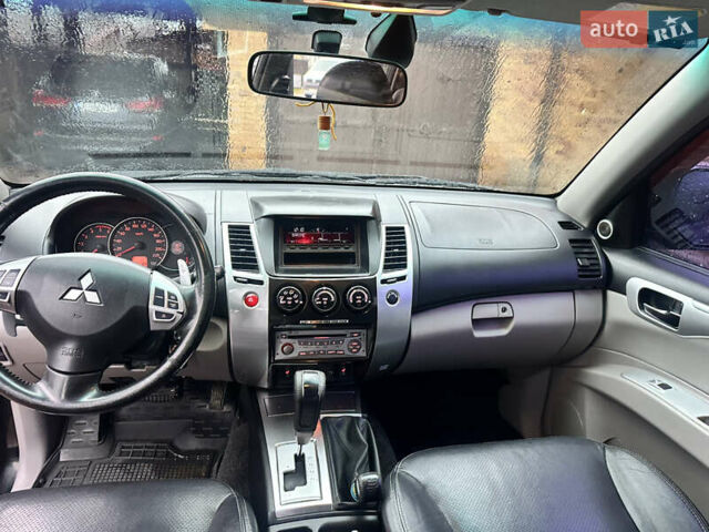 Чорний Міцубісі Паджеро Спорт, об'ємом двигуна 2.48 л та пробігом 200 тис. км за 13500 $, фото 12 на Automoto.ua