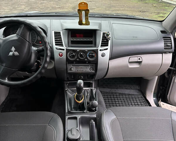 Черный Мицубиси Паджеро Спорт, объемом двигателя 2.5 л и пробегом 316 тыс. км за 10400 $, фото 11 на Automoto.ua