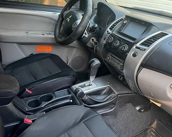 Черный Мицубиси Паджеро Спорт, объемом двигателя 2.5 л и пробегом 320 тыс. км за 12000 $, фото 2 на Automoto.ua