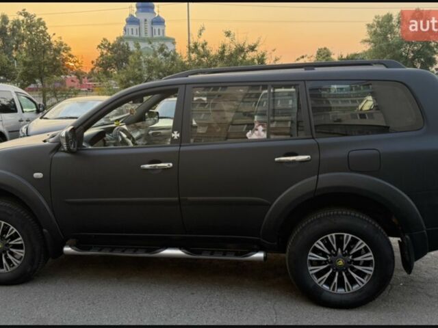 Чорний Міцубісі Паджеро Спорт, об'ємом двигуна 2.5 л та пробігом 250 тис. км за 14000 $, фото 3 на Automoto.ua