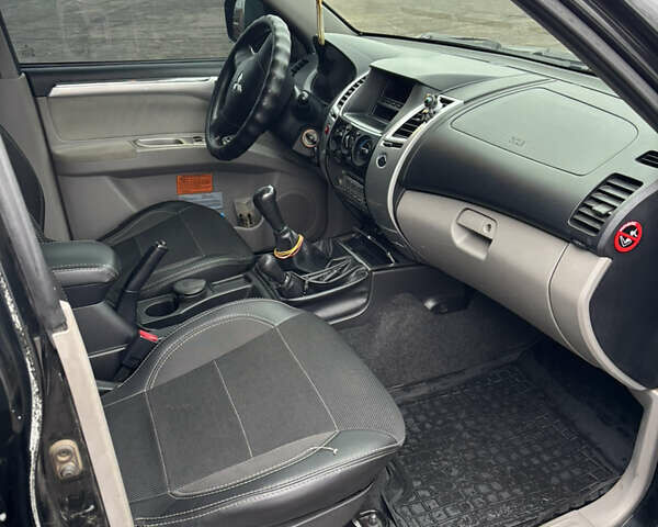 Черный Мицубиси Паджеро Спорт, объемом двигателя 2.5 л и пробегом 316 тыс. км за 10400 $, фото 7 на Automoto.ua