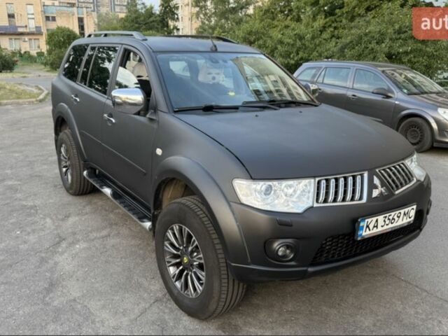 Чорний Міцубісі Паджеро Спорт, об'ємом двигуна 2.5 л та пробігом 250 тис. км за 14000 $, фото 1 на Automoto.ua